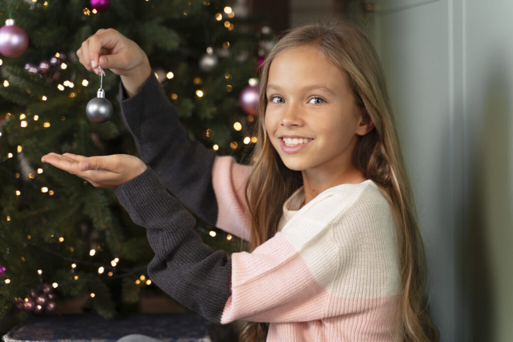 Criança festejando no Natal